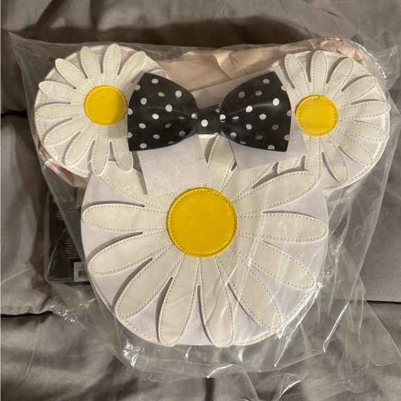 Loungefly Minnie White and Yellow Daisy Bag - Picture 4 of 6